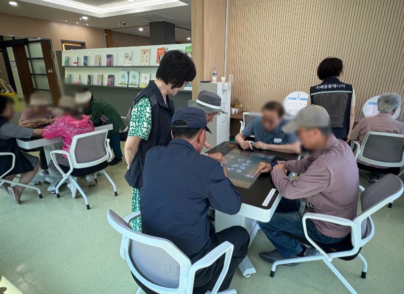 연수구는 지난해 11월 고령화 시대에 발맞춰 구민의 인지 건강을 위해 정보통신기술(ICT)을 활용한 뇌 건강카페를 인천시 최초 송도동에 조성하고 다양한 인지 자극 프로그램을 운영하고 있다